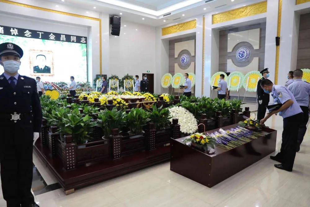 7月20日,丁金昌同志遗体告别仪式在济南市第二殡仪馆举行.