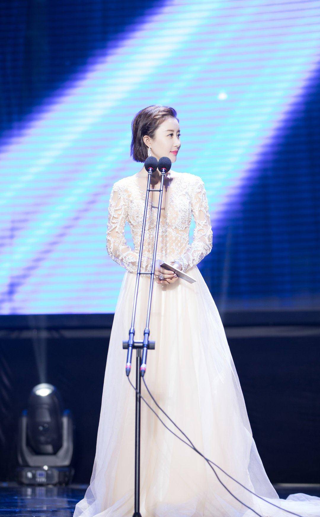 舒畅真豁得出去,白色镂空礼服似裸穿,凹凸身材太惹眼,看服了