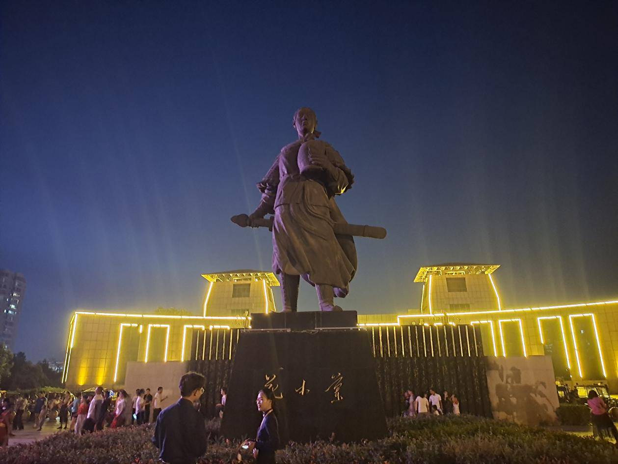 原创夏夜的虞城县木兰文化广场