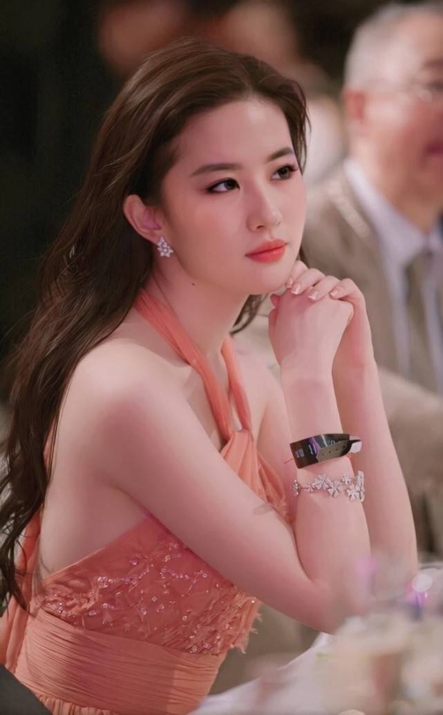 原创刘亦菲不仅仅是颜值高,性格讨人喜欢,原来家庭背景也是很不错