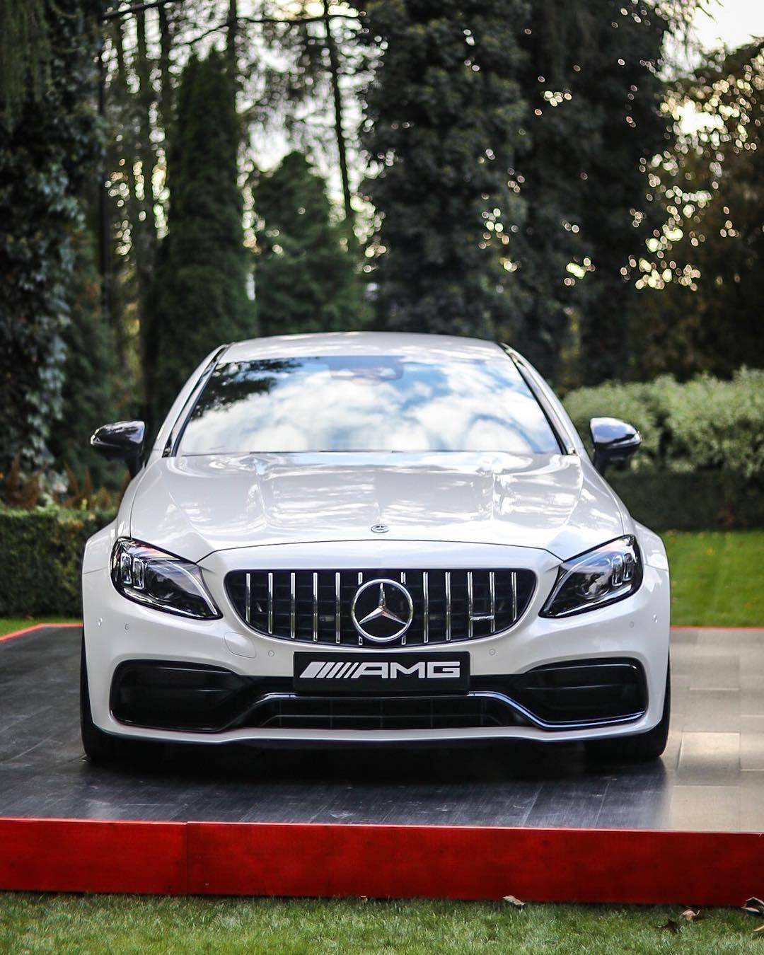 有人说,傻子才会花100多万买一款和奔驰c级差不多的c63,但是你不知道