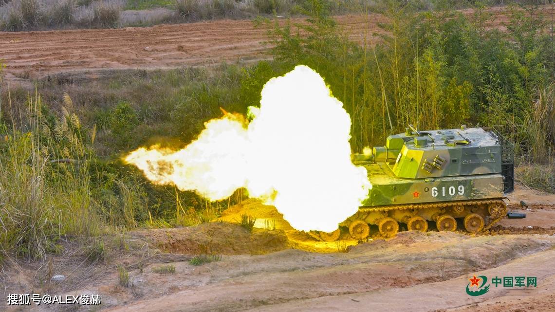 原创火力狂魔:我军轮式突击炮等重装备开火瞬间