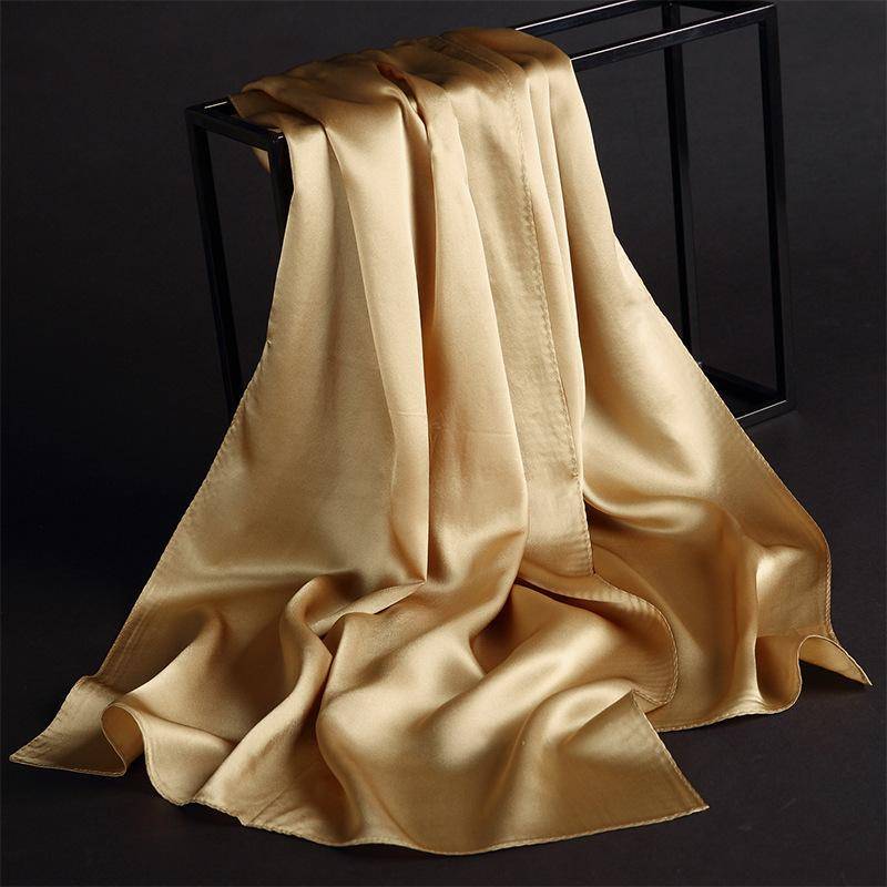 有烧毛发的味道,丝灰成黑色微粒状,可以用手捏碎;仿真丝遇火起火苗,有