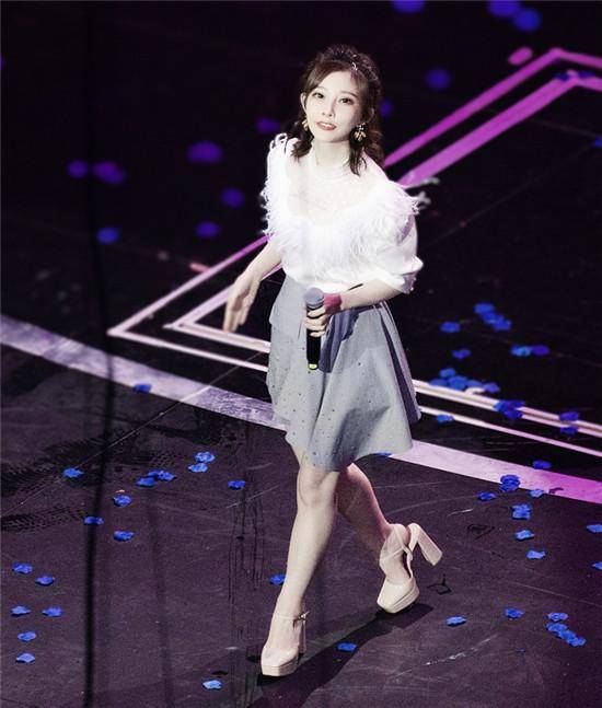 最近刚刚举办的第27届东方风云榜上,冯提莫也是以歌