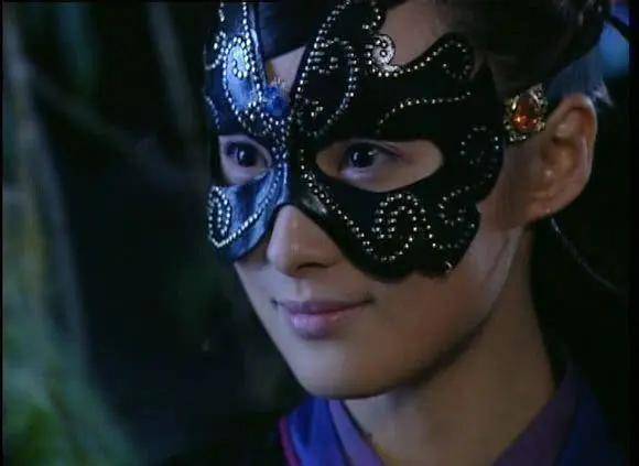 蒋勤勤黑色面具似乎不太容易驾驭啊!