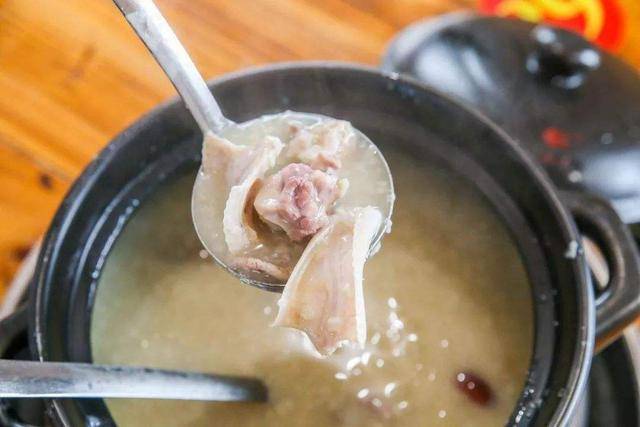 水蛇煲鸡汤也叫龙凤汤,通俗点说就是"蛇肉炖鸡汤".