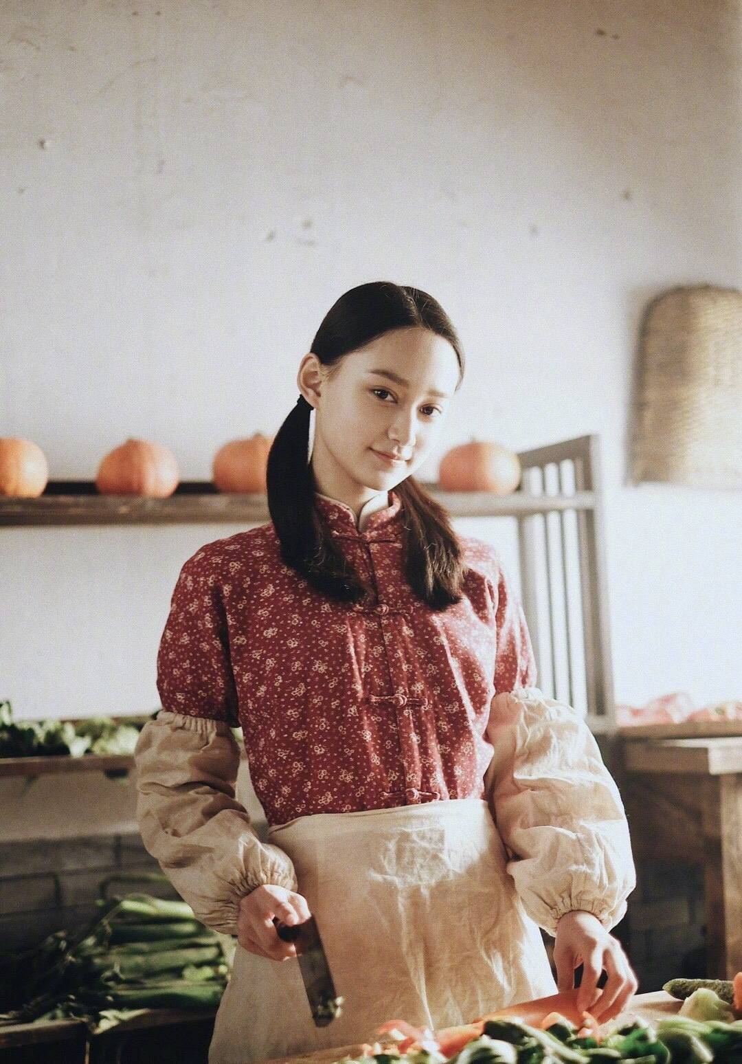在《光荣时代》里饰演性格刚烈正义的小东西,演技自然不尴尬,眼神里也