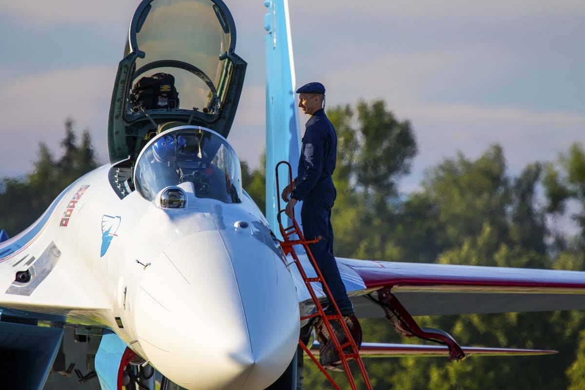 俄罗斯勇士飞行表演队 高空飞翔 展现苏-27性能