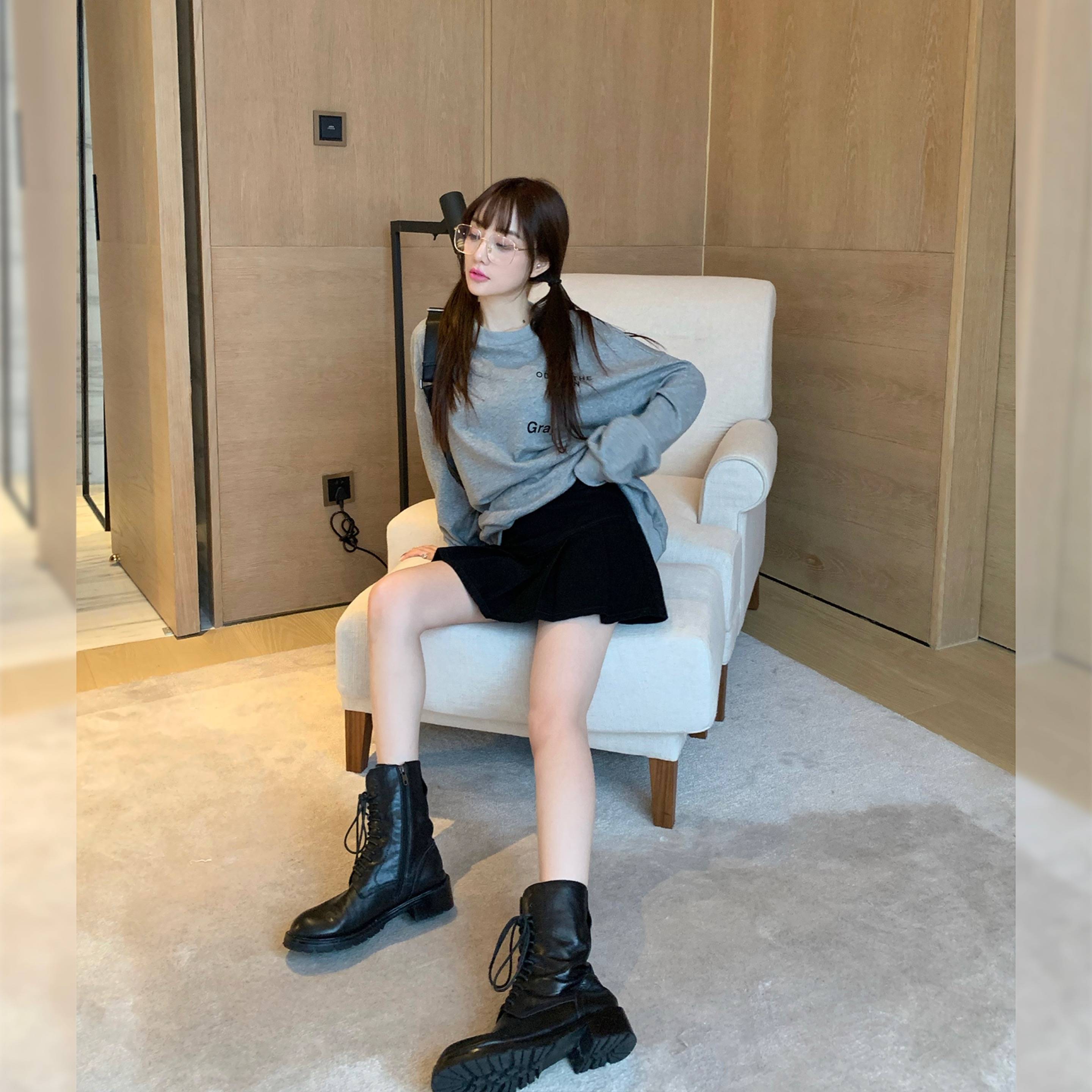 李小璐穿卫衣短裙拍写真,扎双马尾蜜桃唇,比划剪刀手少女感十足