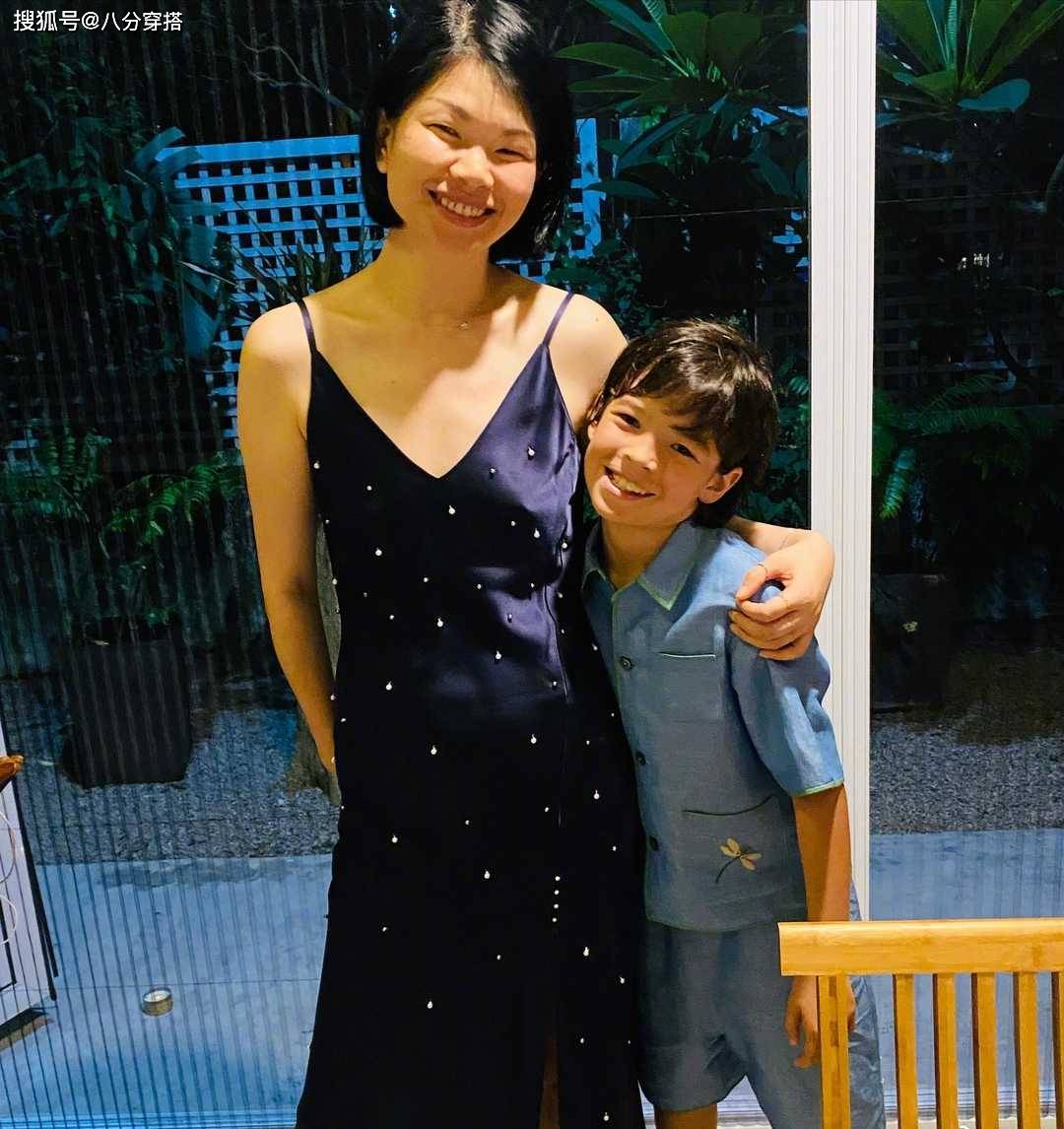 原创吕燕颜值不惊艳但比例很惊艳穿拼色抹胸配喇叭裤干练高级