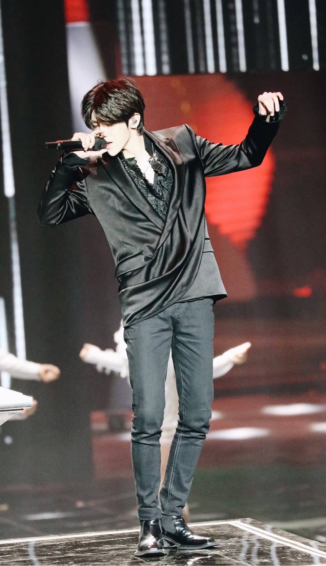 原创男星黑衬衫蔡徐坤贵气朱一龙柔情看到王俊凯是小王子啊