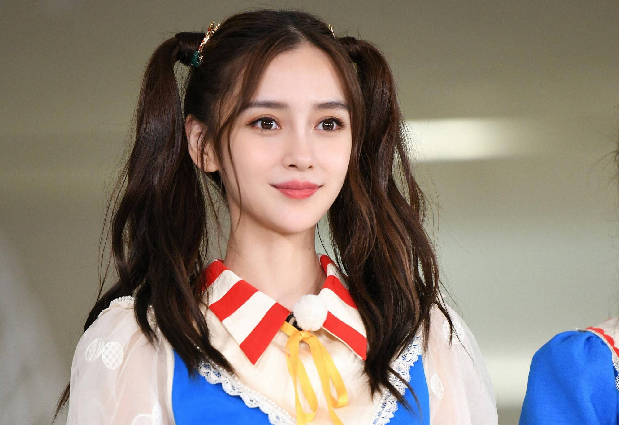 杨颖时尚感也太强了吧!双马尾辫俏皮又可爱,31岁依然少女心!_身材