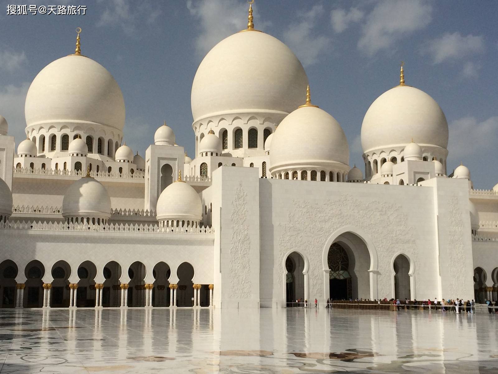 山峦环抱的谷底╠麦加城中心,是全世界穆斯林朝圣的克尔白天房所在地