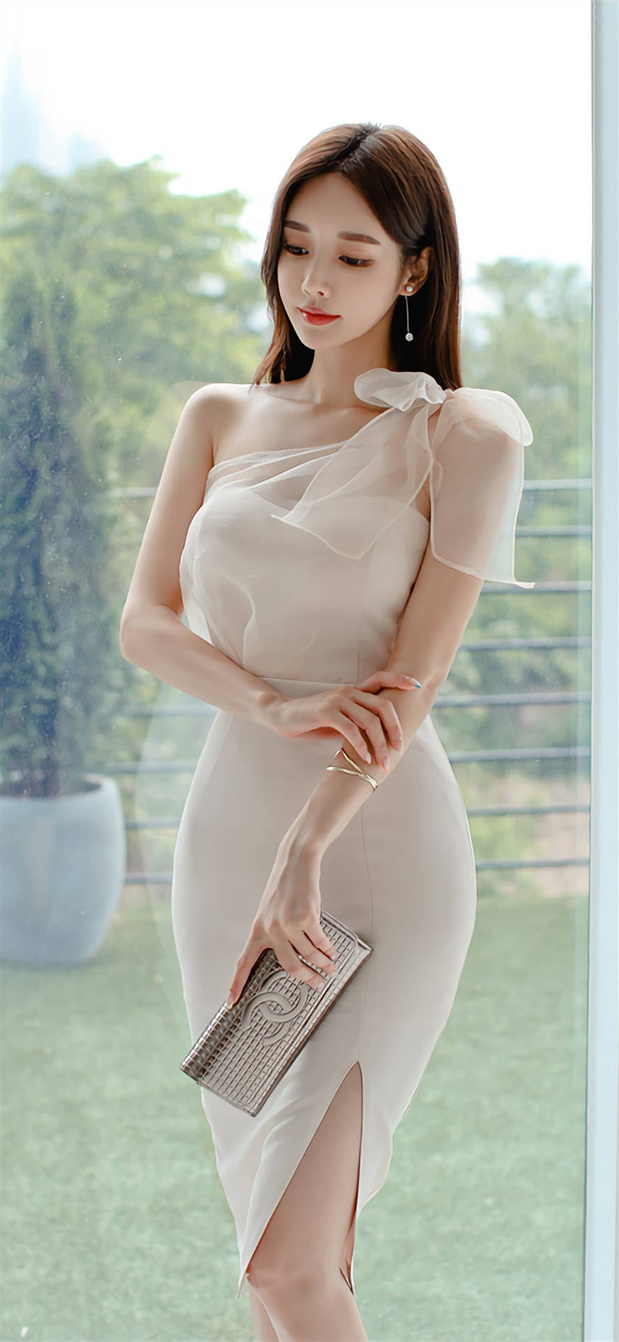 孙允珠这次的穿搭也都十分的性感撩人,身材凹凸有致,一颦一笑间曼妙生