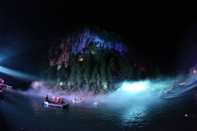 百名记者网红走进娄底市新化油溪河漂流景区体验中华生态峡谷第一夜漂