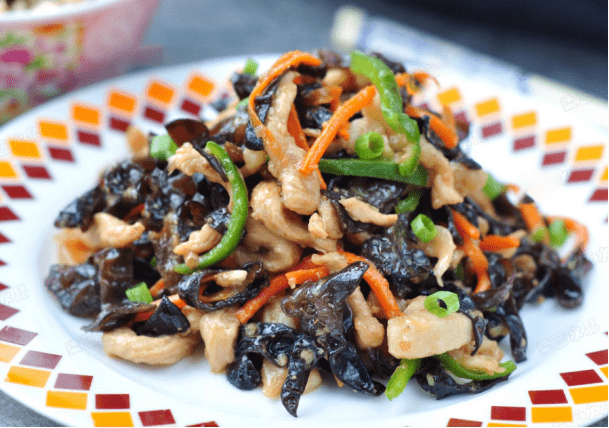 精选美食:鲜虾粉丝汤,上海炒素,木耳炒肉丝,干锅包菜的做法