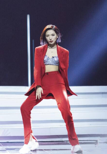 awsl万茜红色西装搭亮片吊带大秀腹肌马甲线