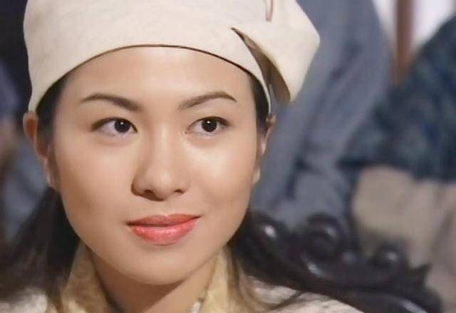 两人在戏外采访,提到小时候的叶璇才是"黑牡丹",表演节目时老师笑称