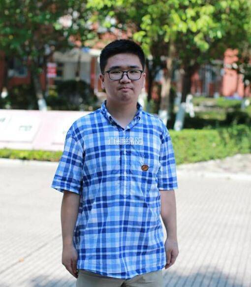 直击高考放榜丨总分656数学满分!绵阳文科"学霸"专爱"啃硬书"