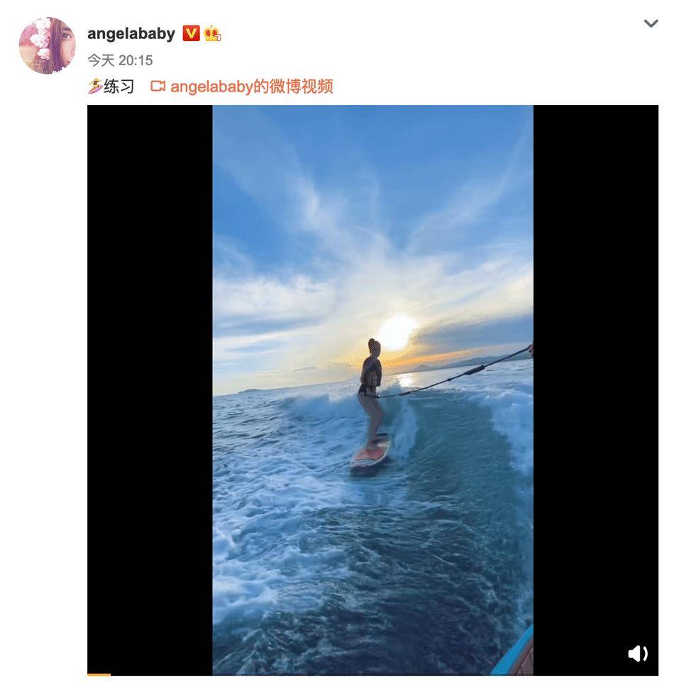 baby一直都比较喜欢海上运动,之前就很喜欢游泳,这次更是跑去冲浪.