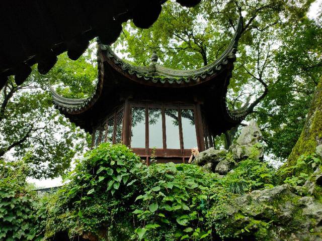 香州曲線優美的小飛虹繡綺園而中部景色最經典的是拙政園借景北寺塔園