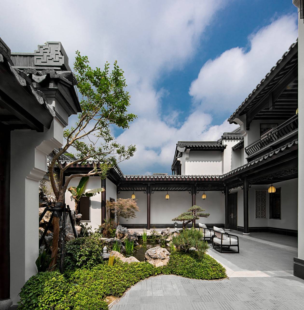 本案绿城·金沙凤起朝鸣属位于青羊区金沙板块,合院以苏派建筑风格为