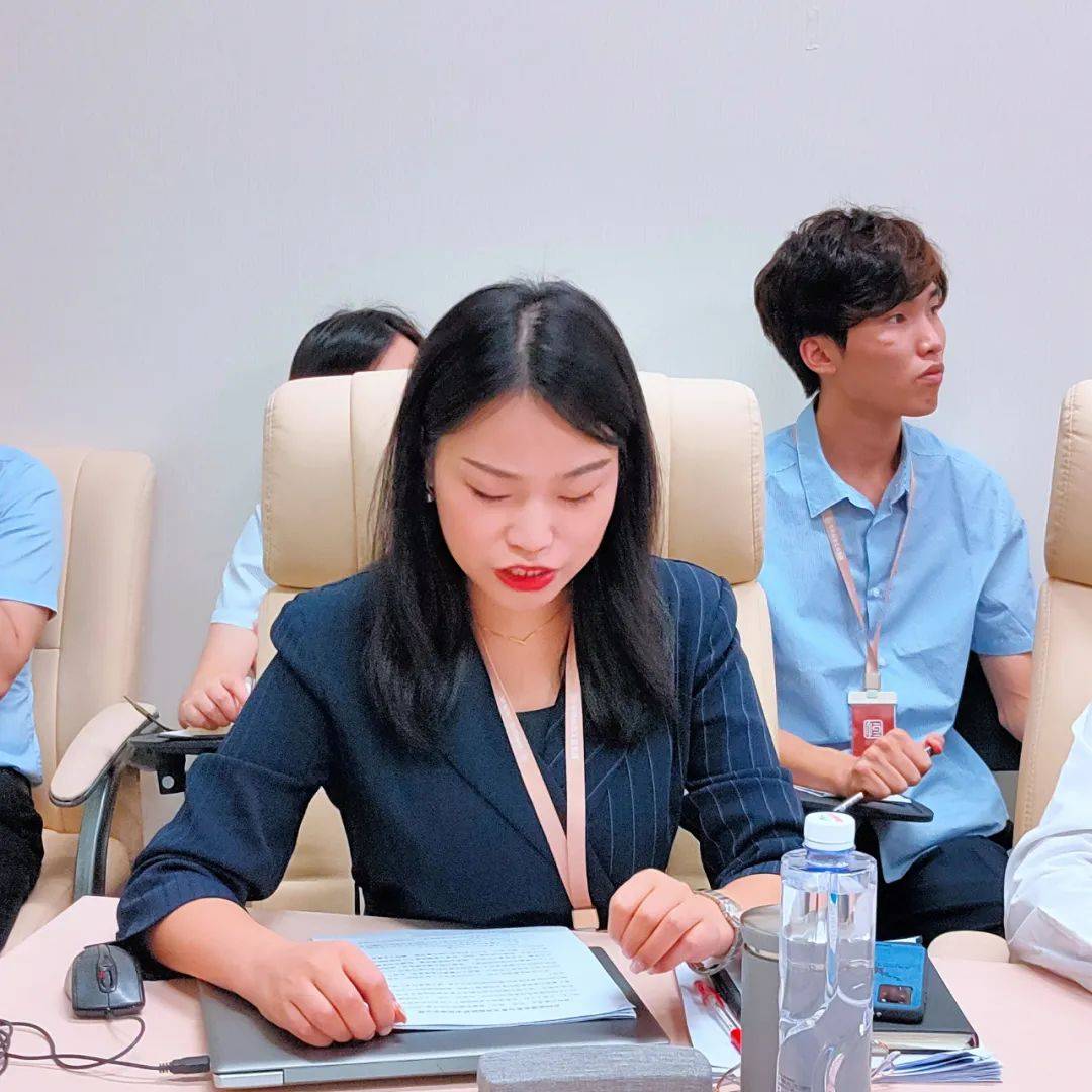 集团助理总裁罗红梅主持会议