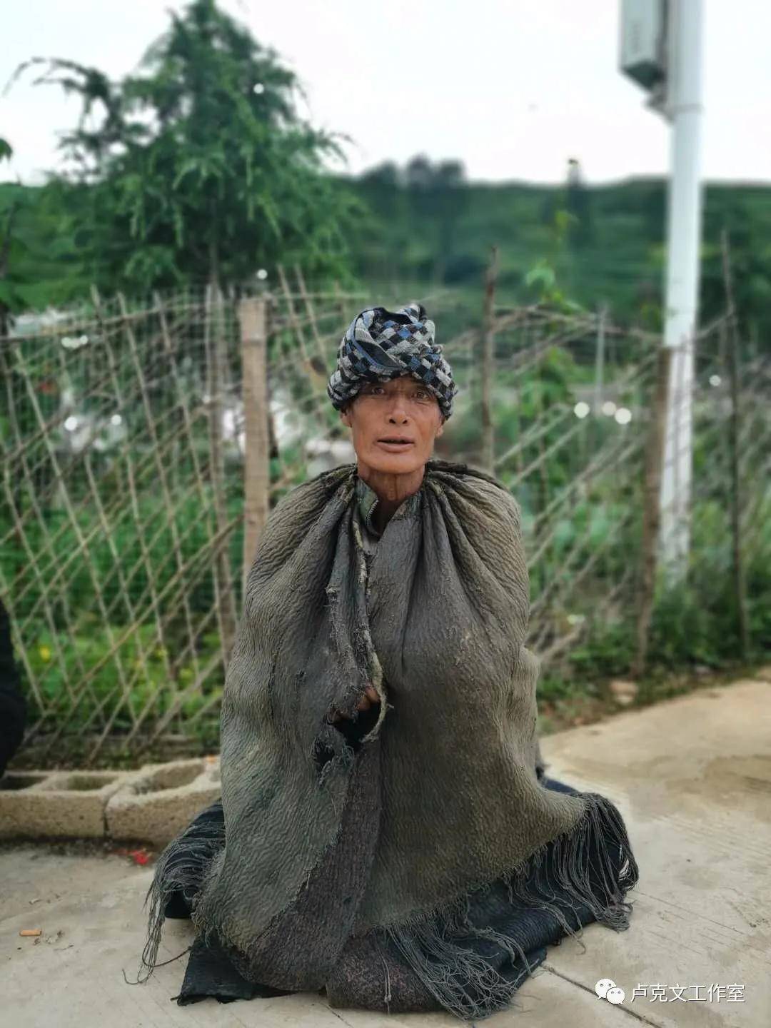 大凉山当地彝族同胞的着装要彻底根除毒品问题,首先还是要解决贫困