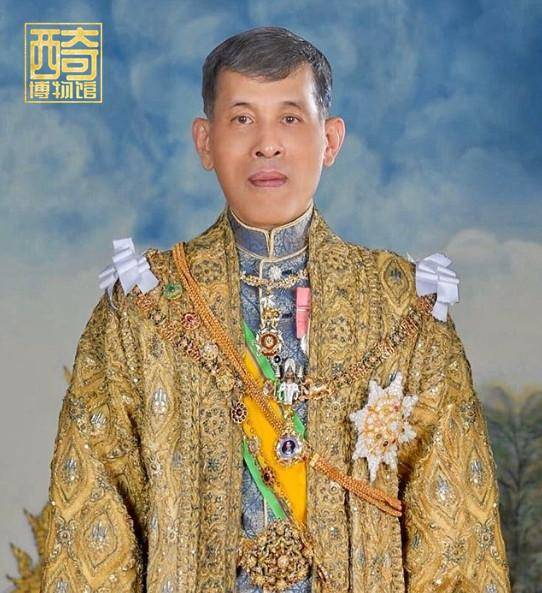 68岁泰王玛哈与母亲诗丽吉为何都恋上自家保镖?