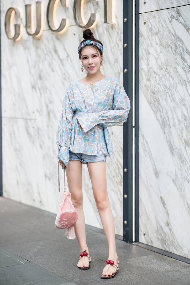 女神很配合我们的拍摄,并没有摆架子,很和蔼,果然成都姑娘不但漂亮