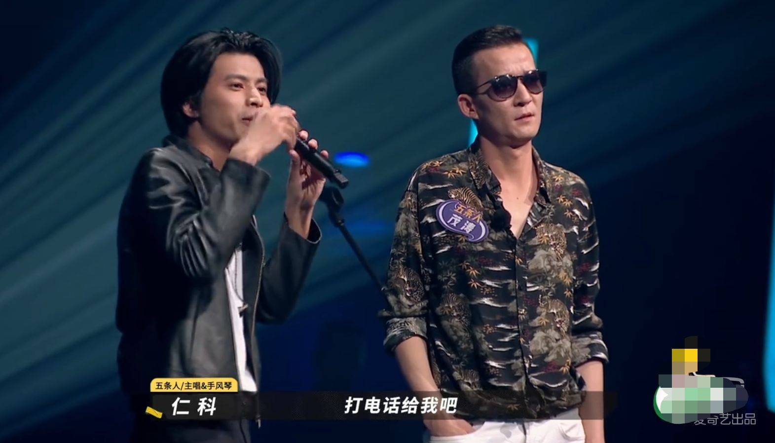 就是关于五条人的歌,关于五条人的音乐,但其实……而一旁的阿茂,可能