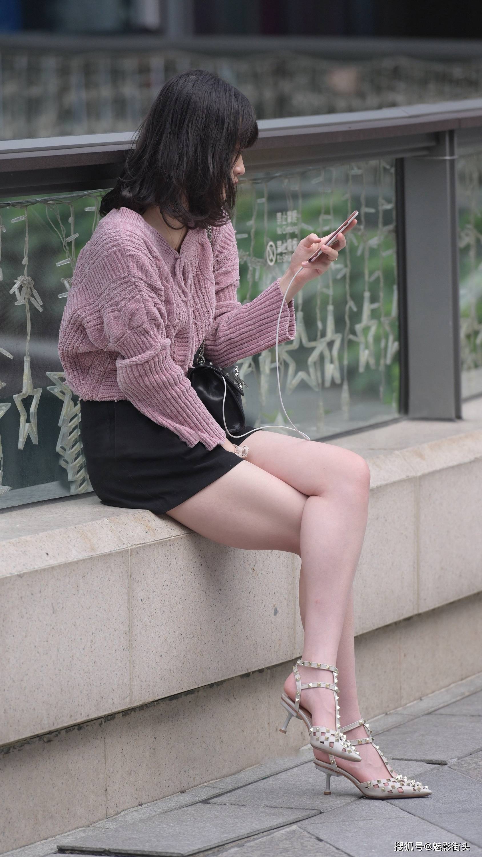 短裤搭配铆钉高跟鞋穿出显高显腿长的效果时髦的姑娘真会穿