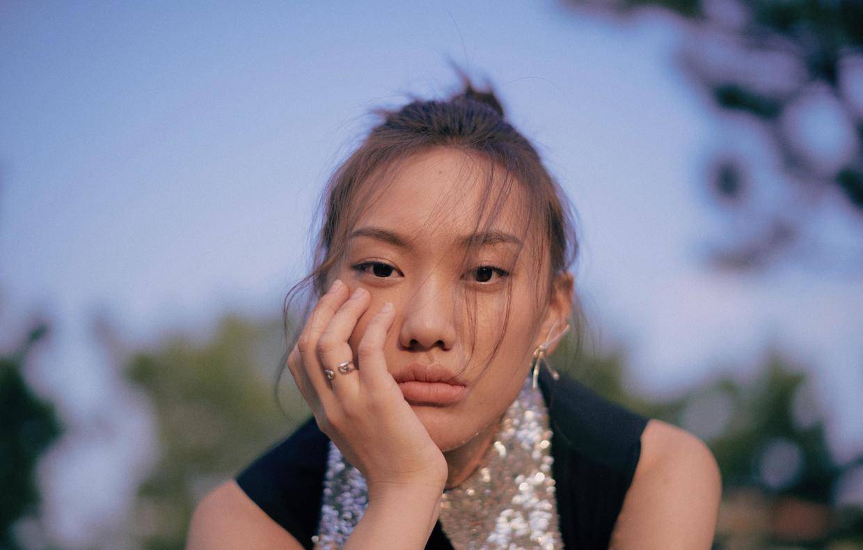 原创闫妮女儿"邹元清"气质开挂!扎丸子头配黑色连衣裙,女神范十足
