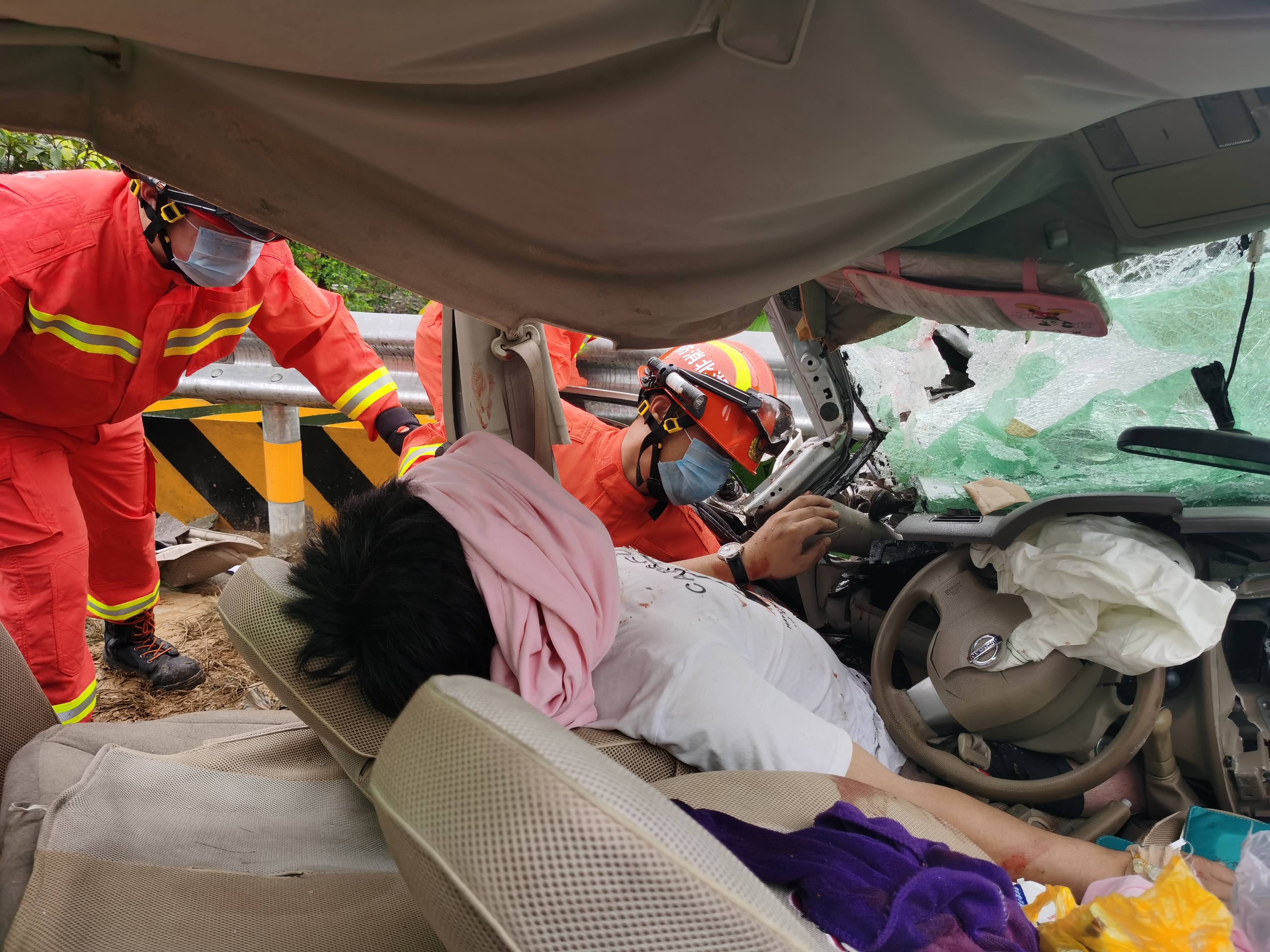 湖北宣恩:暴雨天气小车撞向围栏1人被困 消防紧急救援