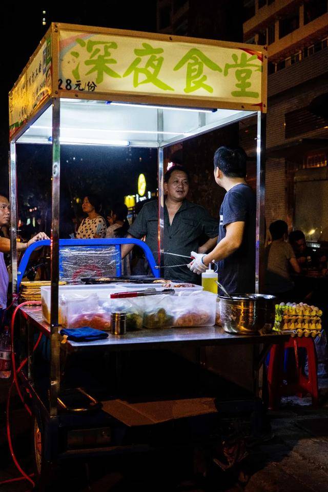 地摊牛扒来广州喇!今晚宵夜就去西塱地铁站