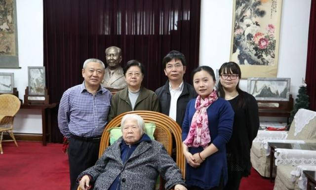 他23岁当八路军师长,41岁成开国上将,儿女中走出3位将军_闽西