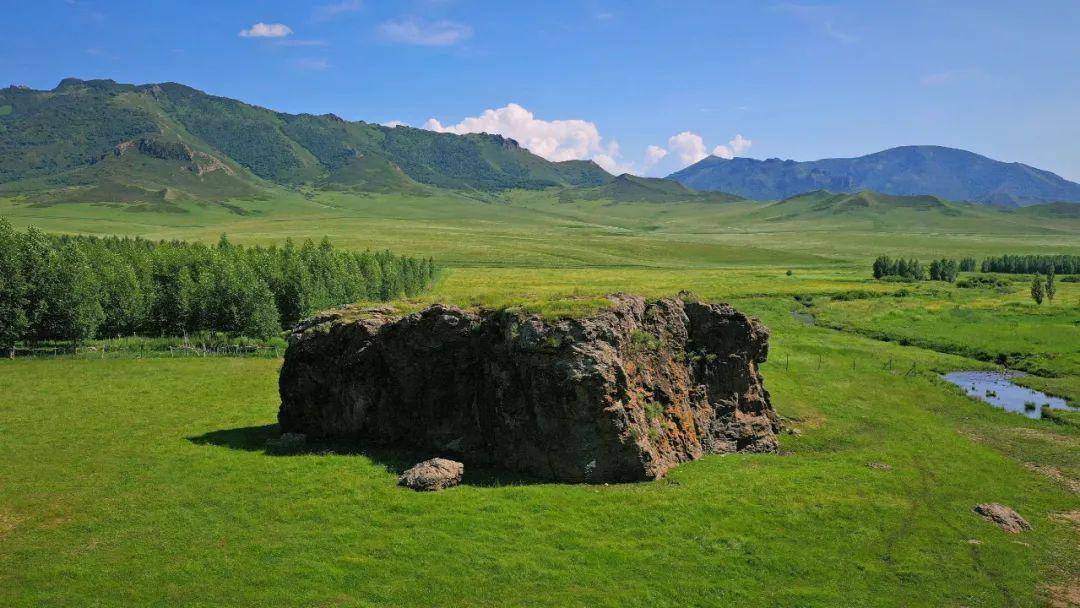 阿山艾里 孤傲地矗立在巴林草原上. 欢迎远方的朋友,欢送远行的游子.