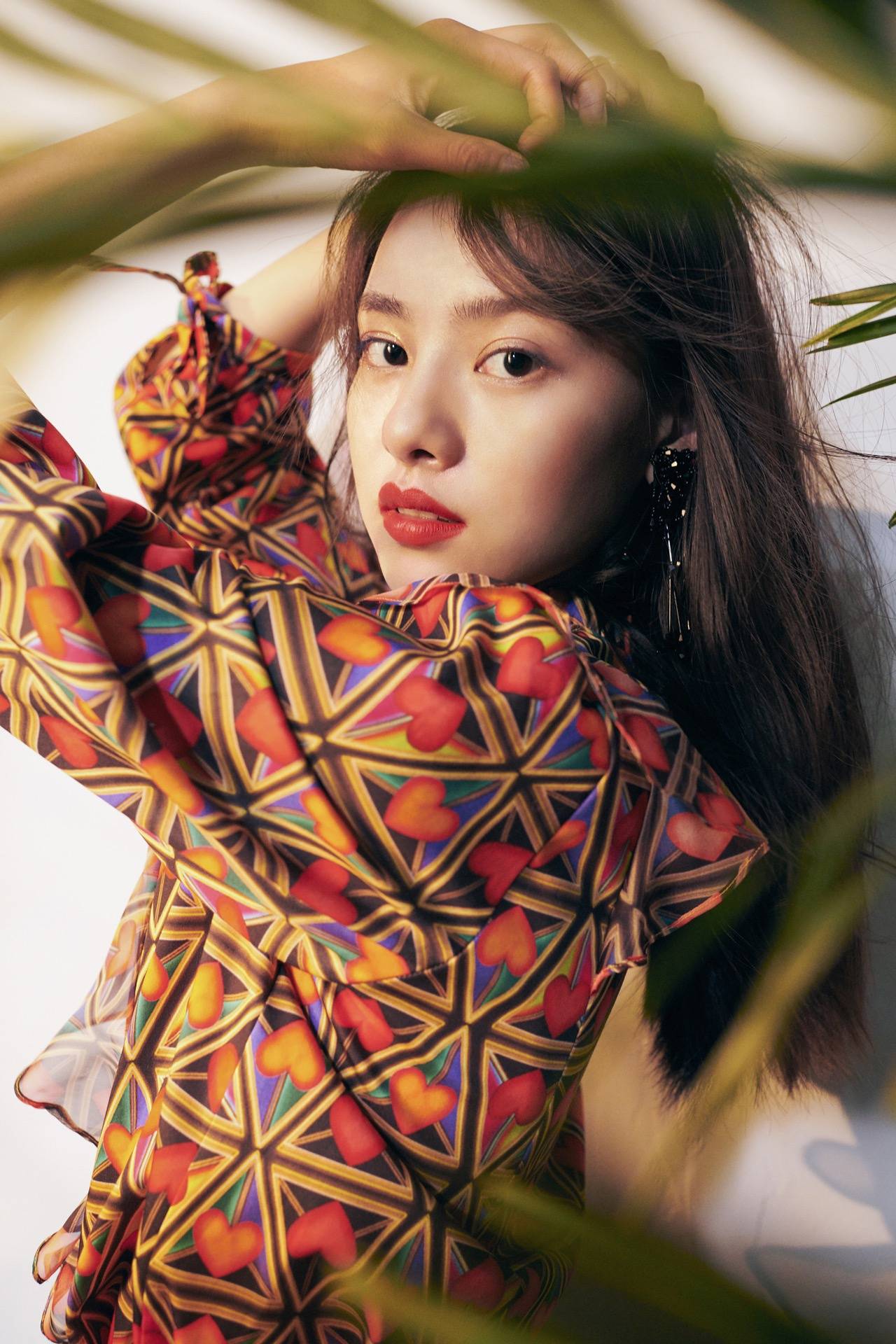 张艺上繁花写真 玩转色彩时尚演绎新美学