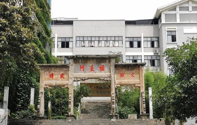 站在穿云洞山顶眺望兴义一中,仿佛是一座风景优美的公园.