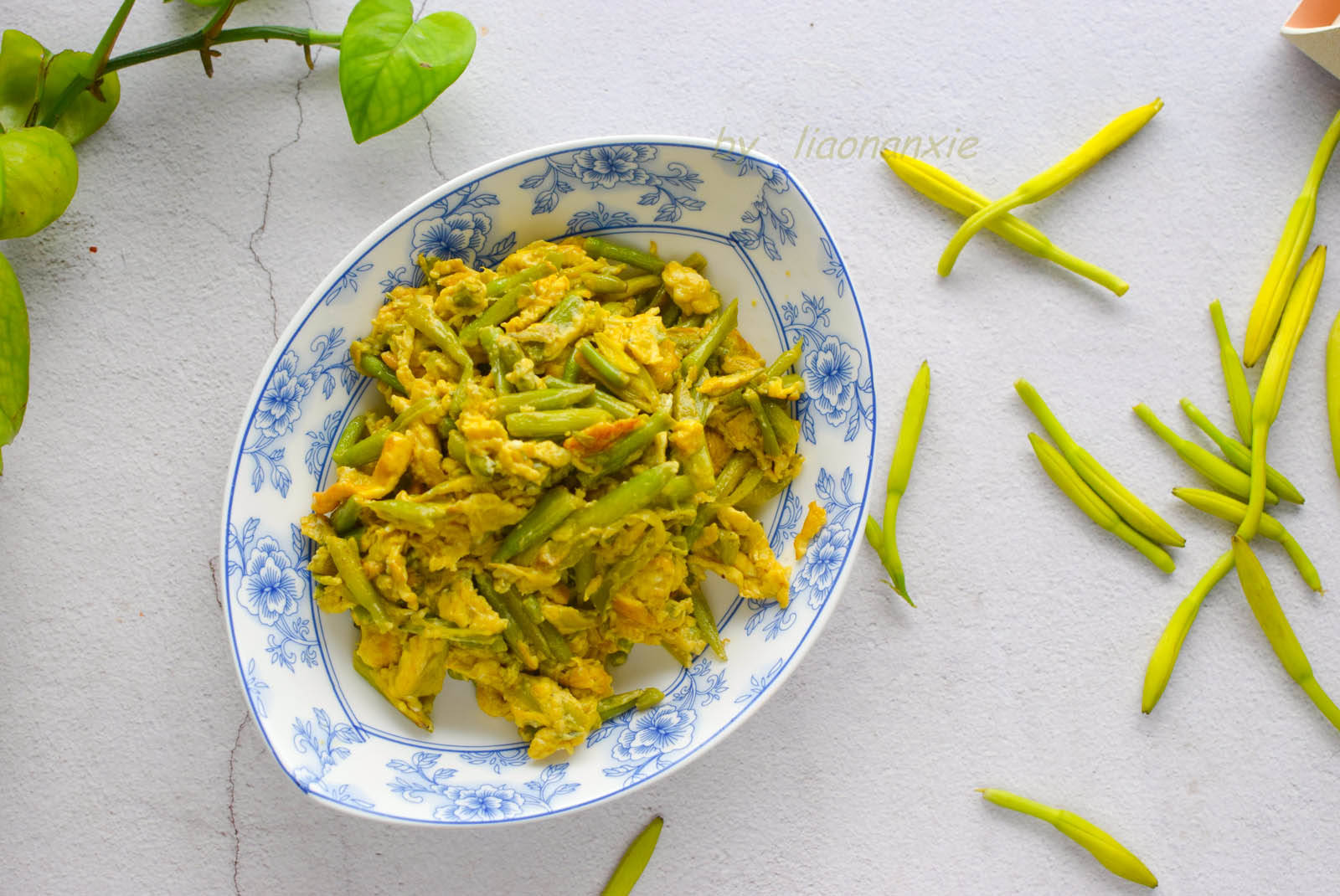 说它有毒并不准确,鲜黄花菜中含有秋水仙碱,这种物质过量食用轻则使人