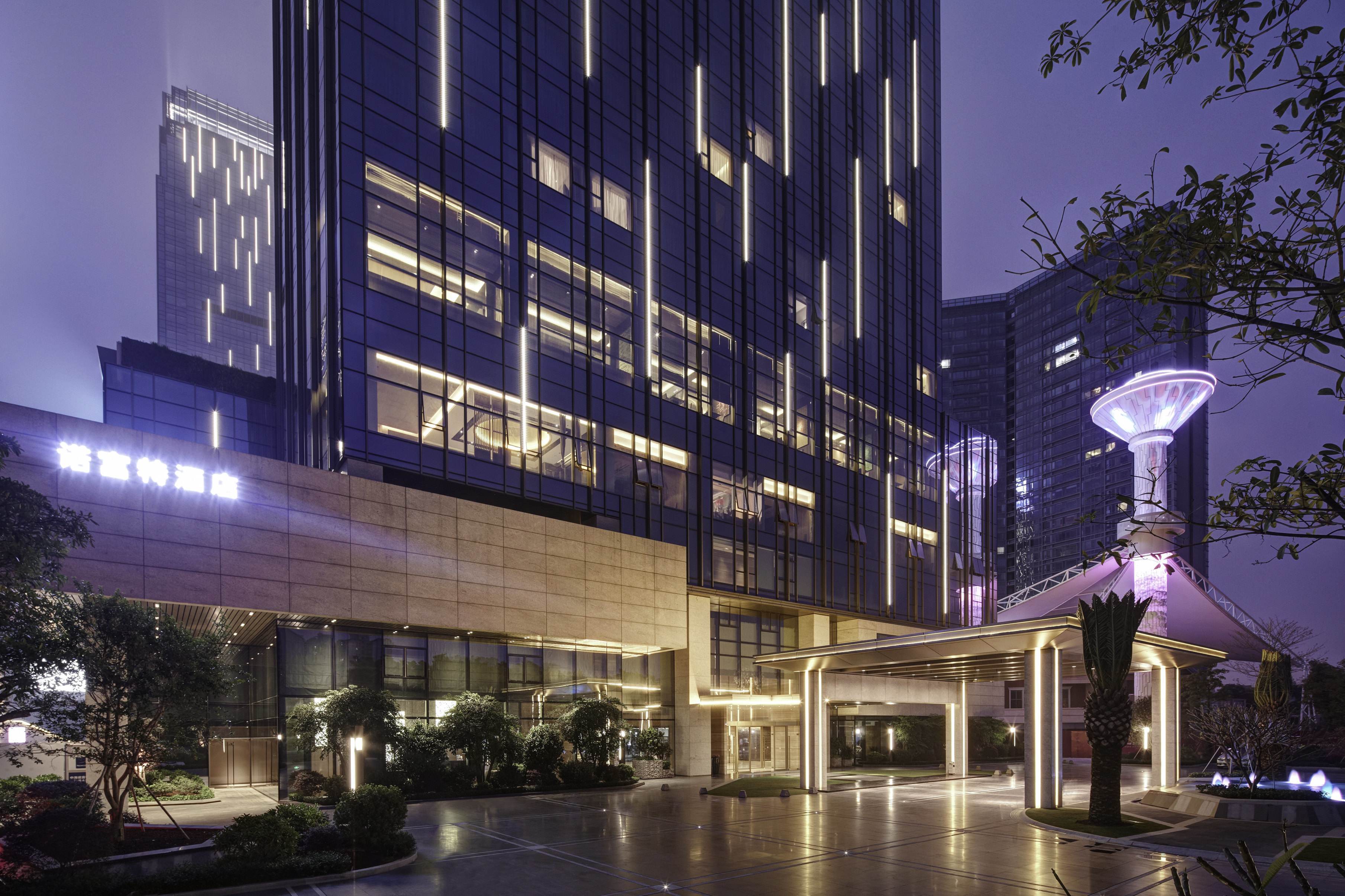 酒店行业:可清洁外墙,门厅台阶,玻璃幕墙,锅炉房,厨房及设备,公共场所