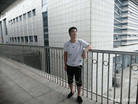 原创学霸李昊高考724分,理科状元分享学习诀窍,正在参观清华大学