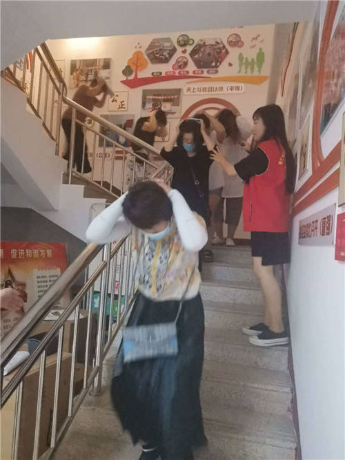 曹妃甸区应急管理局携手唐海镇,龙凤园社区联合开展了防震减