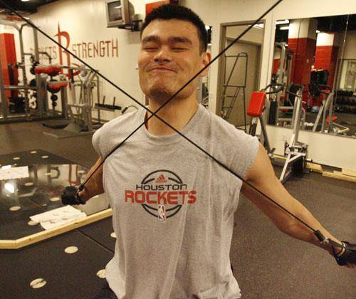 姚明卧推,易建联卧推,周琦卧推,简直难以置信_训练