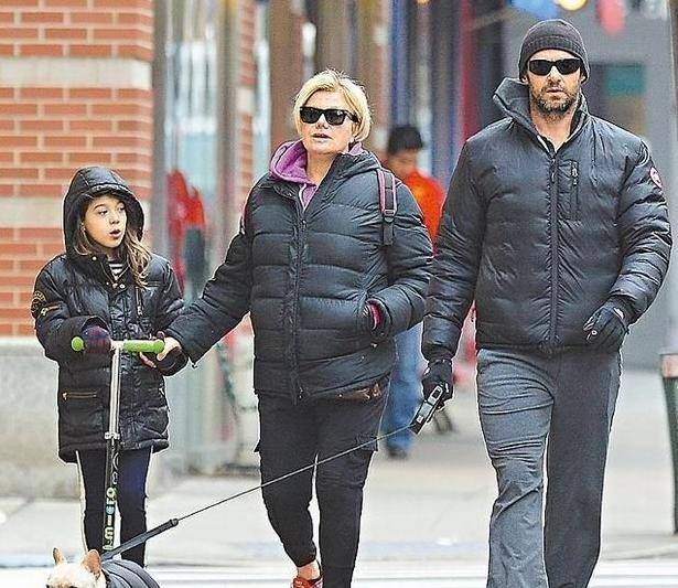 金刚狼休杰克曼海边度假!大13岁妻子穿泳衣胖成球,牵手漫步超甜