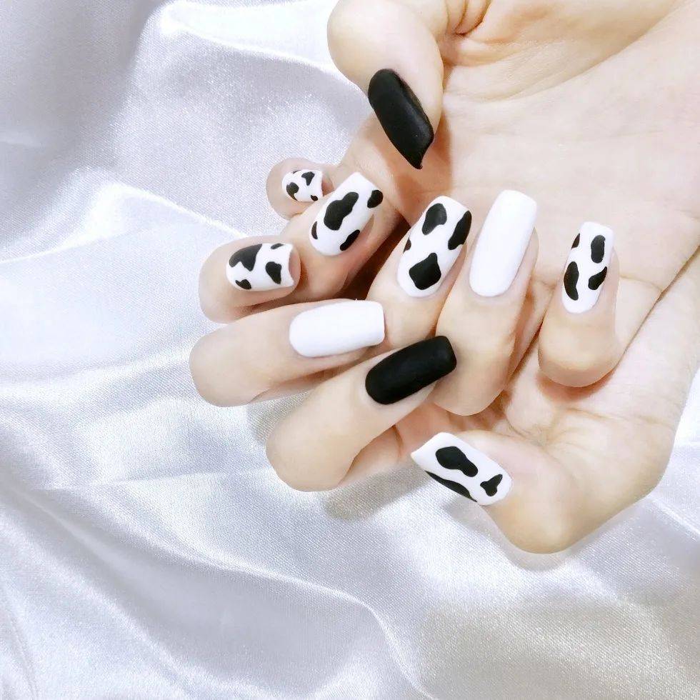 有点甜的奶牛纹美甲,上手竟然这么好看?