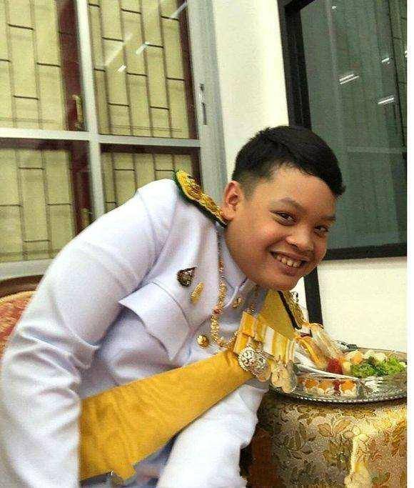 15岁泰国王子不是"土憨憨"!穿金礼服看会展,笑得很有公子气质