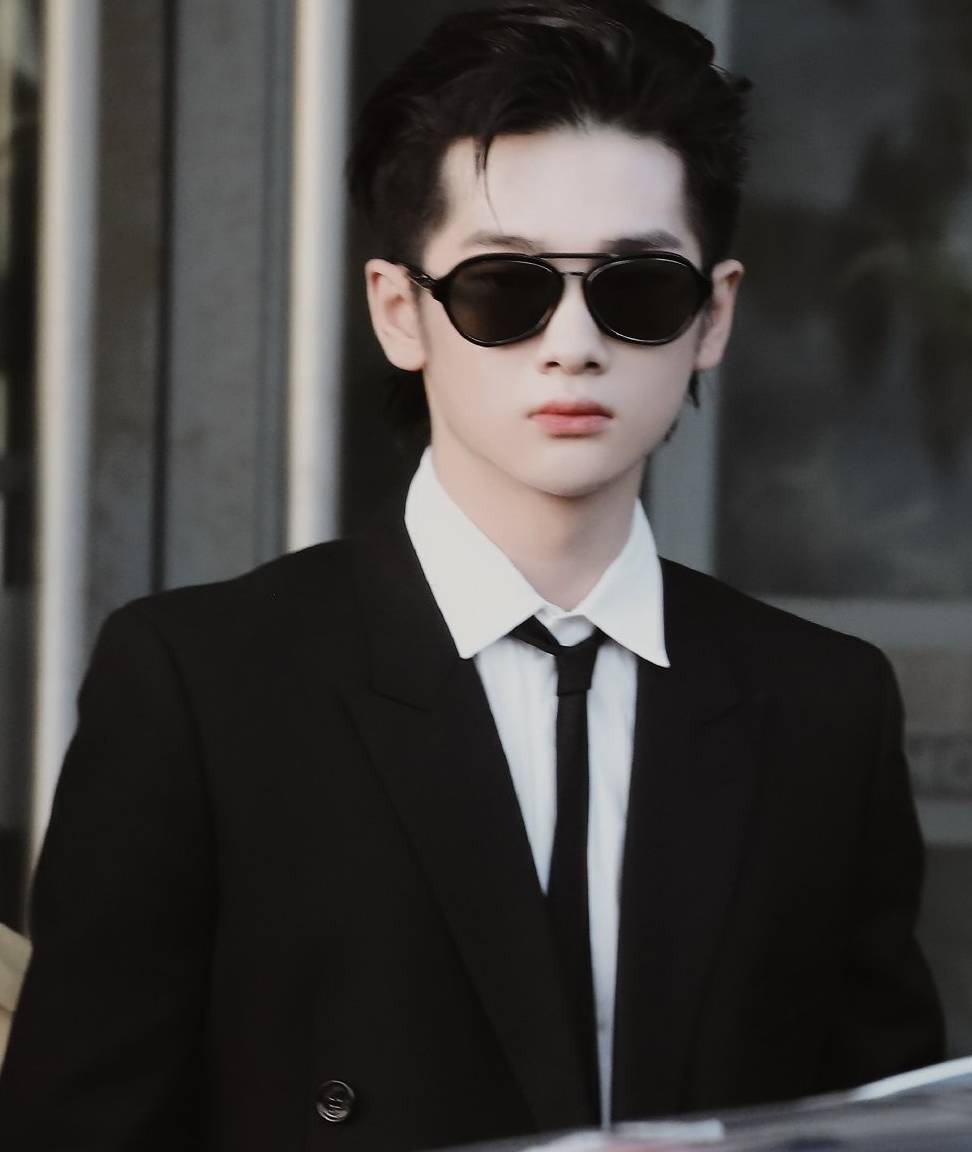 172cm周震南新造型上线,大背头搭配花衬衫,小可爱也能这么酷!