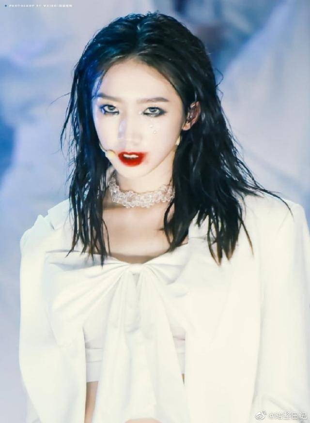 原创孟美岐小眼睛短下巴如何营造又酷又飒的气场感