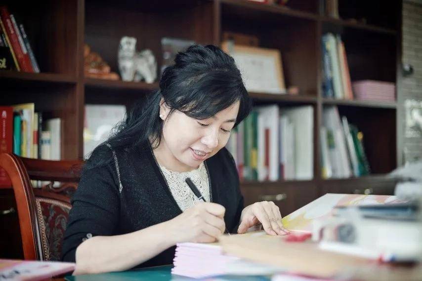 图画书画家,西安太阳娃插画设计有限公司创办人.毕